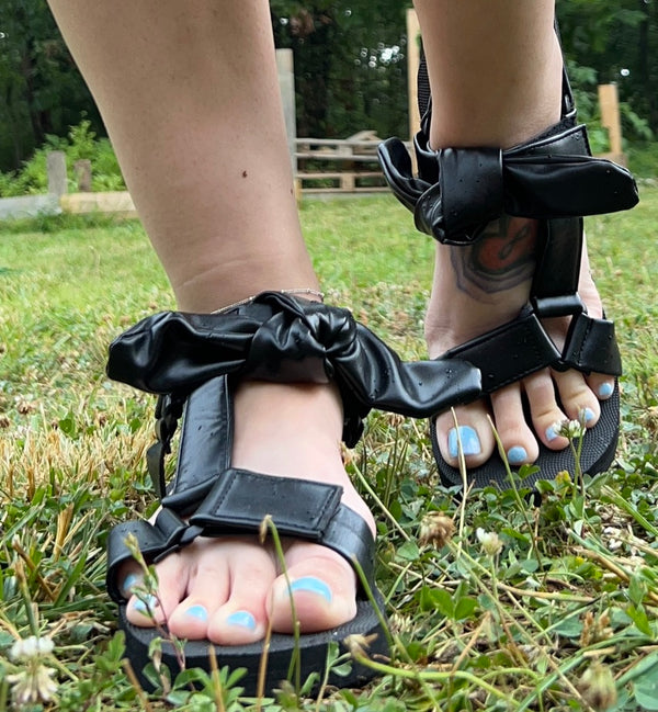 BLACK SAND BEACH STRAPPY BOW SANDALS